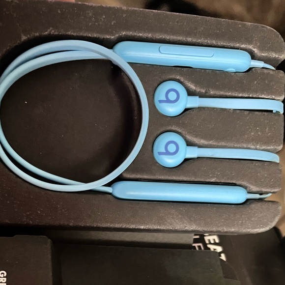 Like New BEATS FLEX Ear Buds in Blue - Picture 5 of 6